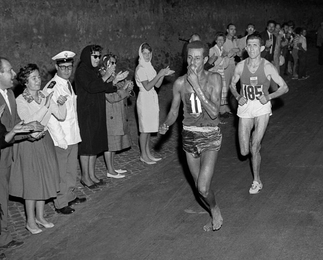  6. Abebe Bikila, một vận động viên đến từ Ethiopia đã trở thành nhà vô địch marathon Olympic bằng đôi chân trần, 1960: Abebe Bikila là vận động viên dự bị được đưa vào đội Olympic Ethiopia để thay thế một thành viên trong đội bị thương. Ban đầu, Abebe không có ý định chạy chân trần. Anh đã mua giày chạy bộ mới nhưng nó không phù hợp với chân của anh. Vì vậy cuối cùng, anh quyết định chạy chân trần, thắng cuộc đua marathon và lập kỷ lục Olympic mới.
