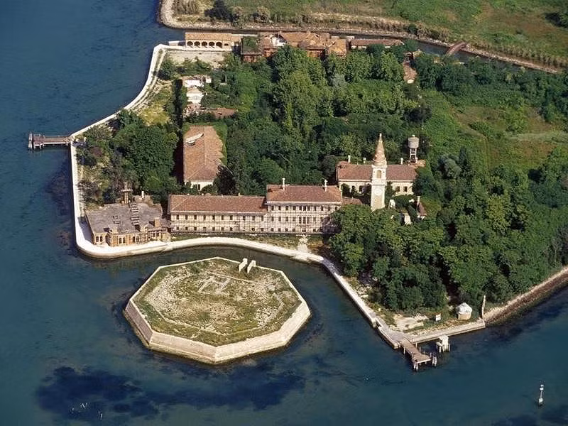 Đảo Poveglia, Italy: Poveglia là một hòn đảo nhỏ, có diện tích khoảng 6,8 ha, phía Bắc Italy. Được mệnh danh là hòn đảo "nhiều ma nhất thế giới", nơi đây có những khu chôn xác tập thể với nhiều bộ xương còn lại tới ngày nay. Khu vực này bị giới hạn đối với khách du lịch và người dân.