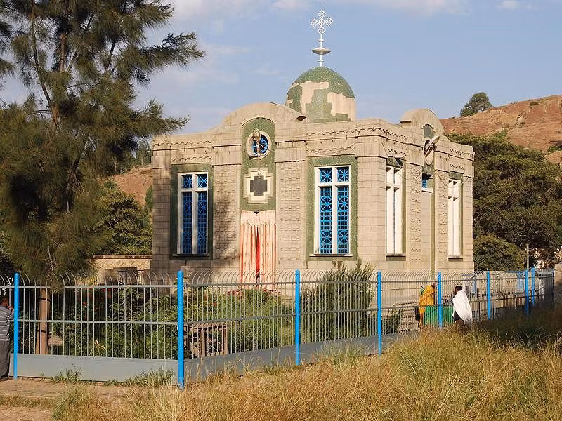 Nhà thờ Đức Mẹ Maria Zion, Ethiopia: Nhà thờ có niên đại từ thế kỷ thứ 4 sau Công Nguyên, được coi là nơi lưu giữ quyển Công ước gốc – một trong những cuốn Kinh thánh quan trọng nhất. Nơi này chỉ dành cho những mục sư đặc biệt.