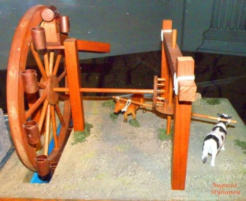  6. Cối xay gạo bằng nước: Từ thế kỷ 16 trước Công nguyên, cối xay gạo bằng tay đầu tiên đã được tìm thấy. Nhưng cối xay sử dụng lực nước đầu tiên được tìm thấy vào khoảng thế kỷ 3 trước Công nguyên thuộc về người Hy Lạp. Sau đó một số chiếc cối khác tương tự cũng được tìm thấy ở Athens. Tuy nhiên các nhà sử học cho rằng, việc sử dụng cối xay gạo như vậy có trước ở Hy Lạp rồi mới được du nhập sang La Mã. Các bằng chứng cho thấy loại cối này đến từ kỹ sư Hy Lạp có tên là Philo.