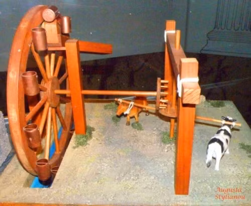  6. Cối xay gạo bằng nước: Từ thế kỷ 16 trước Công nguyên, cối xay gạo bằng tay đầu tiên đã được tìm thấy. Nhưng cối xay sử dụng lực nước đầu tiên được tìm thấy vào khoảng thế kỷ 3 trước Công nguyên thuộc về người Hy Lạp. Sau đó một số chiếc cối khác tương tự cũng được tìm thấy ở Athens. Tuy nhiên các nhà sử học cho rằng, việc sử dụng cối xay gạo như vậy có trước ở Hy Lạp rồi mới được du nhập sang La Mã. Các bằng chứng cho thấy loại cối này đến từ kỹ sư Hy Lạp có tên là Philo.