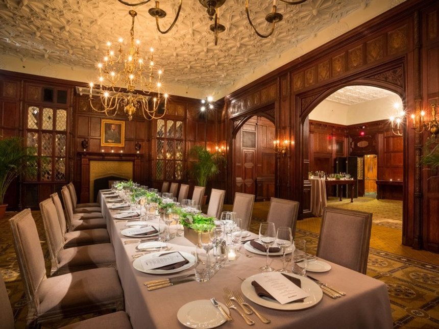 Câu chuyện ma ám của khách sạn The Hay-Adams xuất phát từ cái chết của bà "Clover" Marian Hooper Adams, vợ Henry Adams. Từng tự sát tại đây năm 1885, bà đã nuốt một hóa chất độc hại sử dụng trong ngành nhiếp ảnh. Song, cũng có lời đồn rằng bà đã bị giết. Người ta cho biết hồn ma Clover vẫn vất vưởng tại khách sạn, phảng phất hương hạnh nhân của loại hóa chất từng dùng tự sát, gây nhiều hiện tượng kỳ bí như cửa tự mở, thỉnh thoảng có tiếng khóc, những người quản gia có cảm giác ai đó đang ôm lấy họ... Ảnh: Insider.