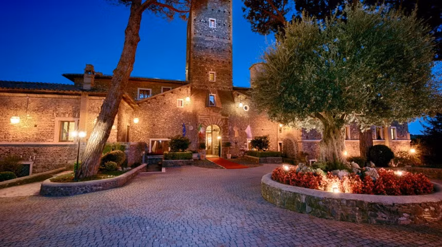 Một trong những bóng ma được truyền kể nhiều nhất ở khách sạn Castello della Castelluccia là hoàng đế La Mã nổi tiếng Nero. Ông được chôn cất không xa lâu đài, song người ta cho rằng Nero vốn thích một chiếc giường ấm áp hơn là ngôi mộ lạnh lẽo, nên thường có mặt ở khách sạn này. Ngoài ra, nhắc đến Castello della Castelluccia, nhiều người còn đồn đoán về hồn ma một nhà giả kim bị sét đánh chết. Ảnh: Icastelli.