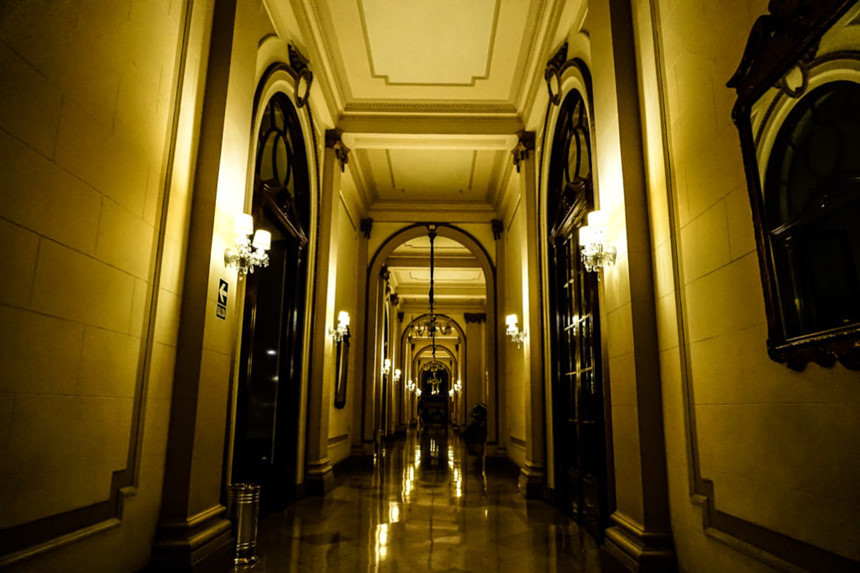 Những bóng ma ở khách sạn Gran Hotel Bolivar có thể là nạn nhân của các vụ giết người hoặc tự sát diễn ra tại đây. Người ta từng chứng kiến những bóng dáng phụ nữ mặc đồ trắng lướt qua hành lang, hay hình bóng một nhân viên khuân vác hành lý bỗng dưng biến mất trước mắt. Từ lâu, hai tầng trên cùng của khách sạn đã đóng cửa, không hoạt động với lý do khó khăn tài chính. Song theo nhiều người, chính những hồn ma mới là nguyên nhân của sự việc bí ẩn này. Ảnh: Amy's Scrypt.