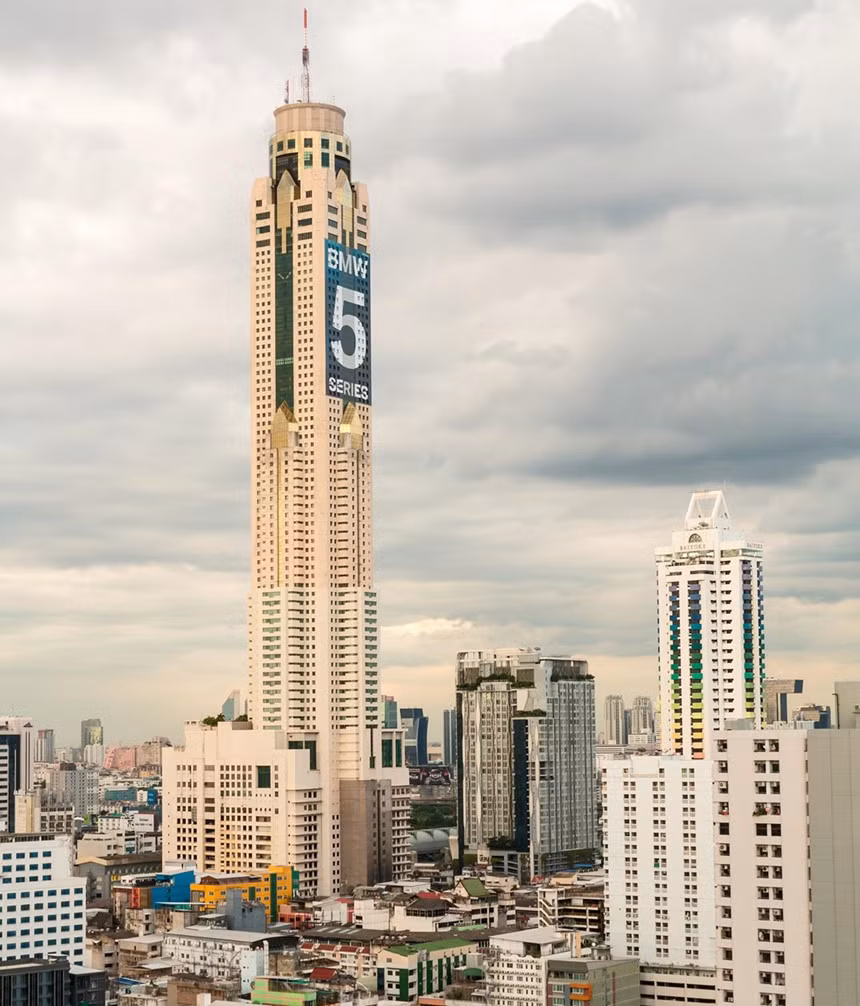  Baiyoke Sky (Thái Lan): Không giống nhiều khách sạn ma ám khác có lịch sử khá lâu đời, khách sạn Baiyoke Sky ở thủ đô Bangkok của xứ sở Chùa Vàng chỉ mới có từ năm 2011. Trong quá trình thi công tòa nhà chọc trời 88 tầng này, một tai nạn đáng tiếc đã xảy ra khiến 3 công nhân phải thiệt mạng. Nhiều du khách phản ánh rằng họ cảm thấy bất an trong lúc lưu trú tại khách sạn. Nhiều đồ đạc của họ bị thay đổi vị trí, xáo trộn một cách bất thường, không rõ lý do. Ảnh: Avirut S.