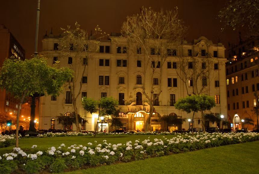  Gran Hotel Bolivar (Peru): Mở cửa năm 1924, khách sạn Gran Hotel Bolivar có tầm nhìn hướng ra quảng trường San Martin, một không gian công cộng tiêu biểu ở thành phố Lima, thủ đô Peru. Ngoài nét kiến trúc thanh nhã, Gran Hotel Bolivar được xem là một trong những nơi bị ma ám nổi tiếng nhất nước này. Ảnh: Winair Travel.