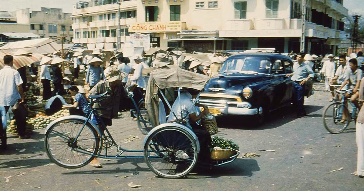  Việt Nam vào những thập kỷ trước luôn mang nét dung dị, mộc mạc, khi con người chưa bị cuộc sống đô thị cuốn theo, những cửa hàng trà sữa chưa xếp hàng dài trên phố và điện thoại di động chưa phổ biến như bây giờ. Bộ sưu tập ảnh Việt Nam xưa được tổng hợp bởi một chuyên viên lưu trữ trên trang ảnh cộng đồng Flickr - manhhai, một nhà nhiếp ảnh vô danh hay dạo quanh Sài Gòn và những tỉnh thành phía Nam để nắm bắt khoảnh khắc đường phố thú vị. Ảnh: Sài Gòn 1956 - chợ An Đông, đường Hùng Vương.