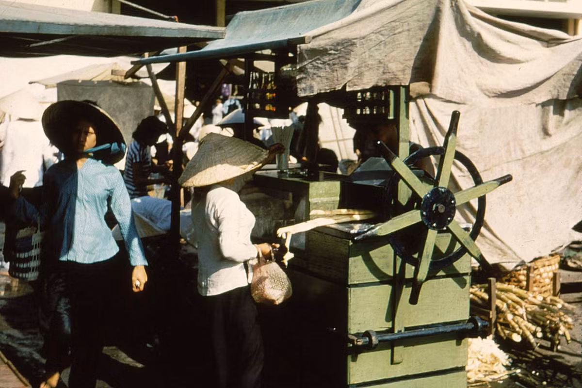 Sài Gòn 1956 - xe bán nước mía.