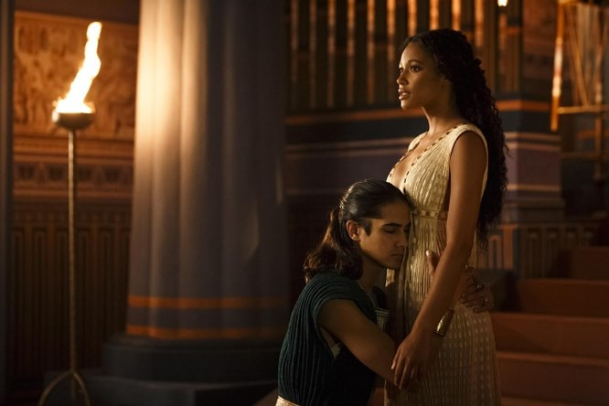  8. Các bác sĩ đã sử dụng tỏi để thử thai: Việc thiếu kiến thức y khoa trong giải phẫu không cho phép các bác sĩ kết luận chắc chắn phụ nữ đang mang thai hay không. Tuy nhiên, các bác sĩ có thể sử dụng một số phương pháp tự nhiên để kiểm tra thai kì của phụ nữ. Vào năm 1350 trước công nguyên, phụ nữ được khuyên dùng nước tiểu để làm ướt một hạt lúa mì. Nếu hạt giống nảy mầm tức là cô ấy có thai. Một cách khác để kiểm tra là dùng một tép tỏi hoặc hành và đặt chúng vào bộ phận sinh dục. Sáng hôm sau, nếu bác sĩ ngửi thấy mùi tỏi trong hơi thở của người phụ nữ, họ có thể khẳng định cô ấy mang thai.