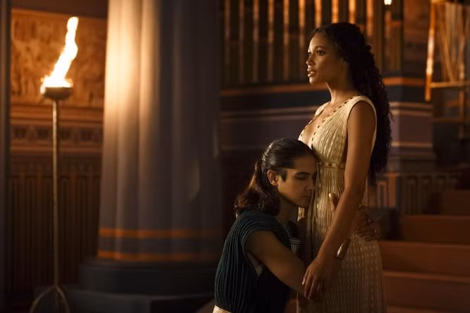  8. Các bác sĩ đã sử dụng tỏi để thử thai: Việc thiếu kiến thức y khoa trong giải phẫu không cho phép các bác sĩ kết luận chắc chắn phụ nữ đang mang thai hay không. Tuy nhiên, các bác sĩ có thể sử dụng một số phương pháp tự nhiên để kiểm tra thai kì của phụ nữ. Vào năm 1350 trước công nguyên, phụ nữ được khuyên dùng nước tiểu để làm ướt một hạt lúa mì. Nếu hạt giống nảy mầm tức là cô ấy có thai. Một cách khác để kiểm tra là dùng một tép tỏi hoặc hành và đặt chúng vào bộ phận sinh dục. Sáng hôm sau, nếu bác sĩ ngửi thấy mùi tỏi trong hơi thở của người phụ nữ, họ có thể khẳng định cô ấy mang thai.