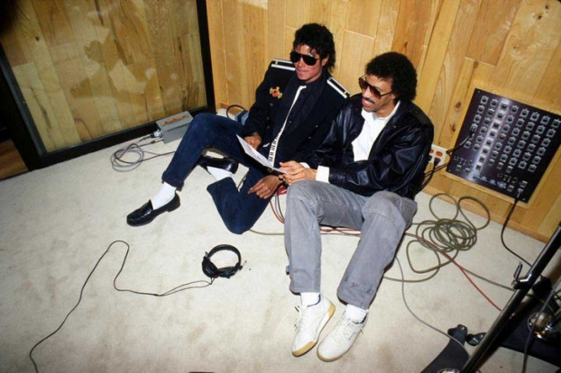 Michael Jackson và Lionel Richie cùng hợp tác cho ca khúc "We are the World", 1985.