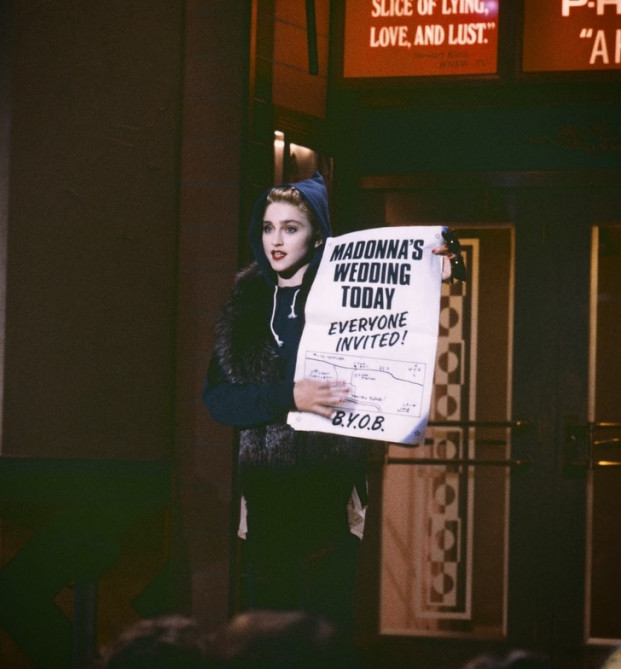 Madonna lần đầu xuất hiện trên TV khi dẫn chương trình trong show "Saturday Night Live", 1985.
