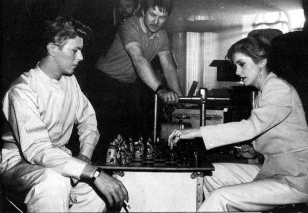 David Bowie chơi cờ vua cùng Catherine Deneuve, 1983.