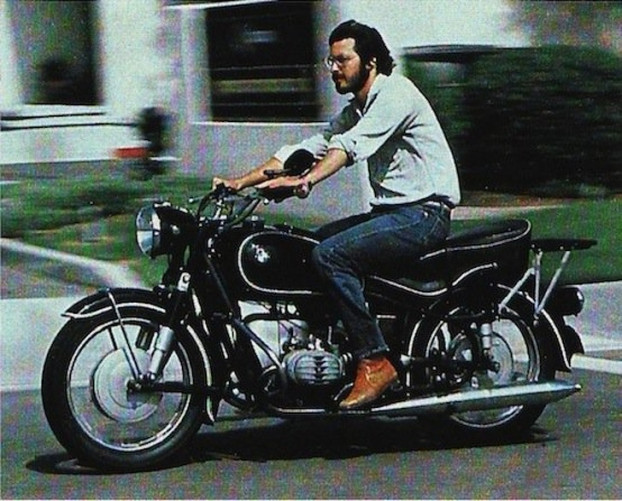 Steve Jobs cưỡi chiếc motor R60/2 BMW, 1982.
