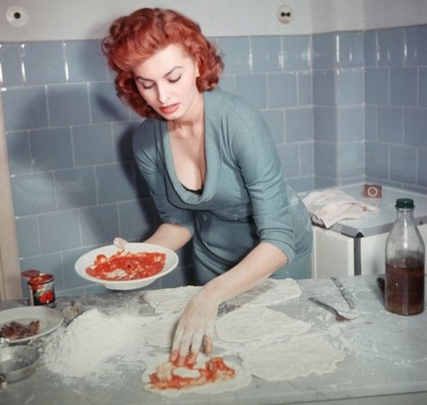 Sophia Lauren làm pizza, 1955.