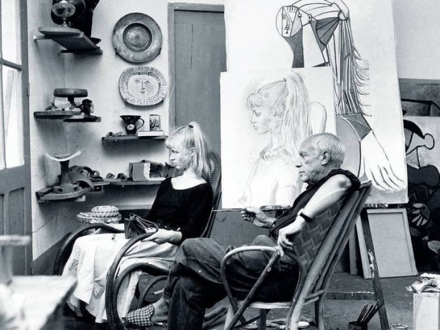 Họa sĩ Pablo Picasso và Brigitte Bardot trong studio của ông, 1954. Đây là một trong những bức ảnh cực hiếm về người nổi tiếng khiến hậu thế phải kinh ngạc.