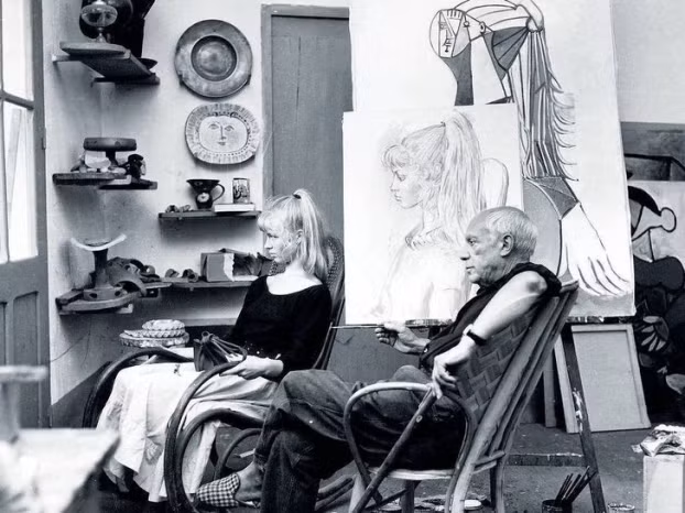Họa sĩ Pablo Picasso và Brigitte Bardot trong studio của ông, 1954. Đây là một trong những bức ảnh cực hiếm về người nổi tiếng khiến hậu thế phải kinh ngạc.