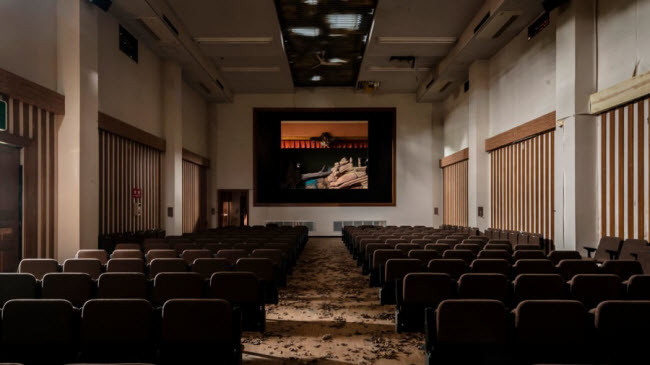 Mọi đồ vật trong căn phòng chiếu phim này vẫn rất ngăn nắp nhưng bị phủ một lớp bụi thời gian.