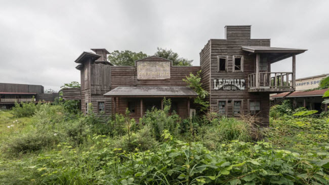 Nhưng công viên Western Village phải đóng cửa vào năm 2007 do không cạnh tranh được với các viên giải trí mới mở của vào thời điểm đó như Disneyland hay Universal Studios.