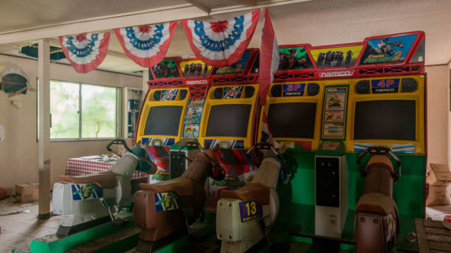 Veillon so sánh việc khám phá những địa điểm bỏ hoang giống như “ở một mình trong bảo tàng bị lãng quên”.