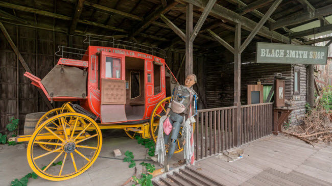 Trong quá trình khám phá và chụp ảnh công viên Western Village, Veillon cho biết anh không gặp bất cứ người nào.