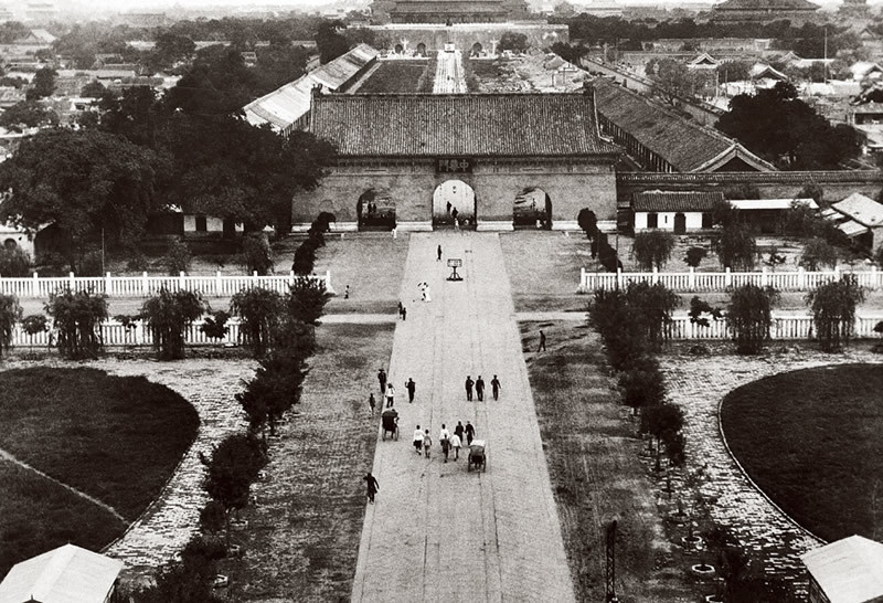 Trung Hoa Môn, cửa chính Nam của hoàng thành Bắc Kinh. Thời nhà Minh gọi là Đại Minh Môn, thời nhà Thanh là Đại Thanh Môn, tới thời kỳ Trung Hoa Dân Quốc được đổi tên thành Trung Hoa Môn.