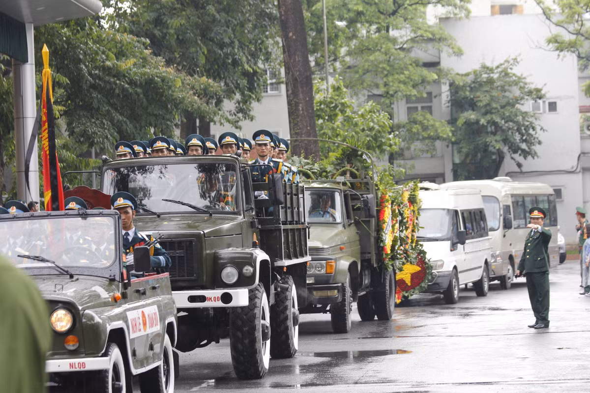 Đoàn xe tiễn đưa 9 quân nhân CASA 212 xuống Đài hóa thân hoàn vũ Văn Điển.