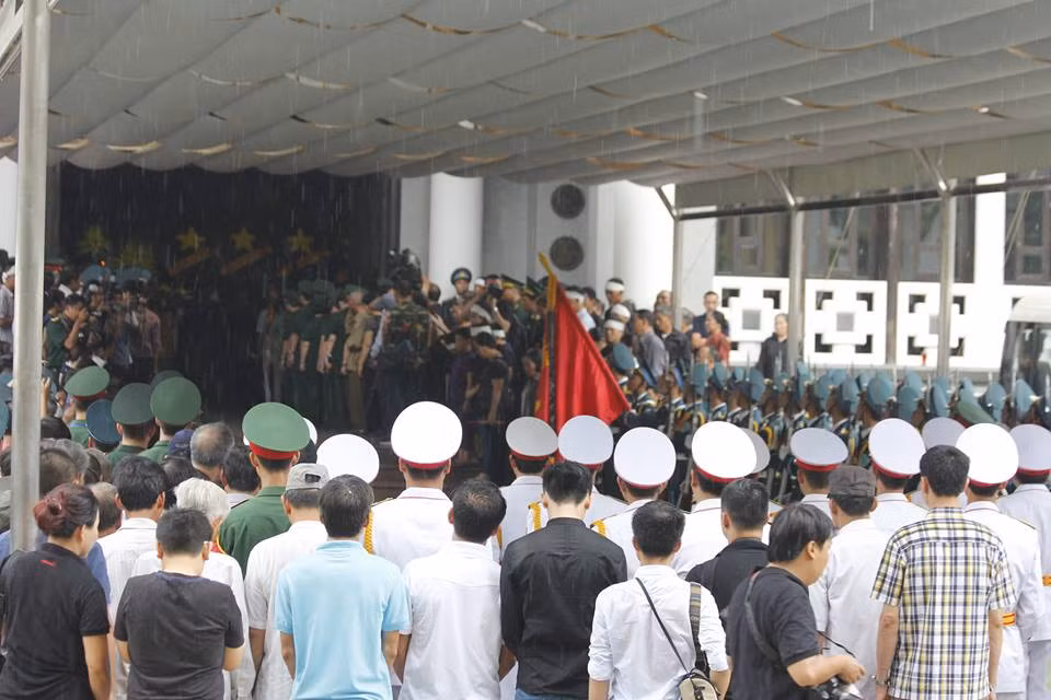 Đúng 11h, bắt đầu lễ di quan đưa các chiến sĩ về nơi an nghỉ cuối cùng