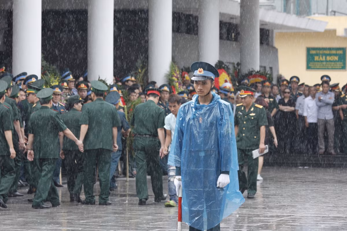 Mặc dù trời mưa nhưng các chiến sĩ làm công tác tại lễ tang 9 quân nhân CASA 212 vẫn giữ nguyên sự nghiêm trang.