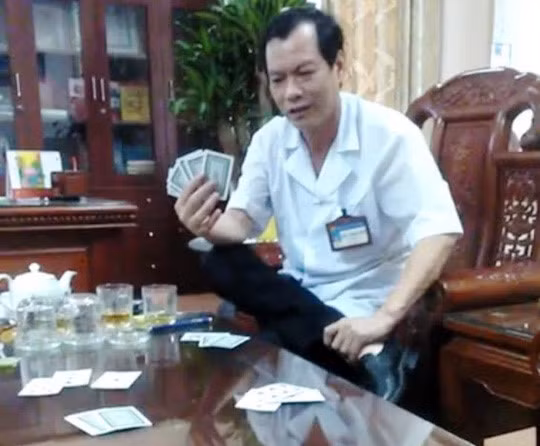 Canh cao giam doc benh vien huyen danh bai an tien
