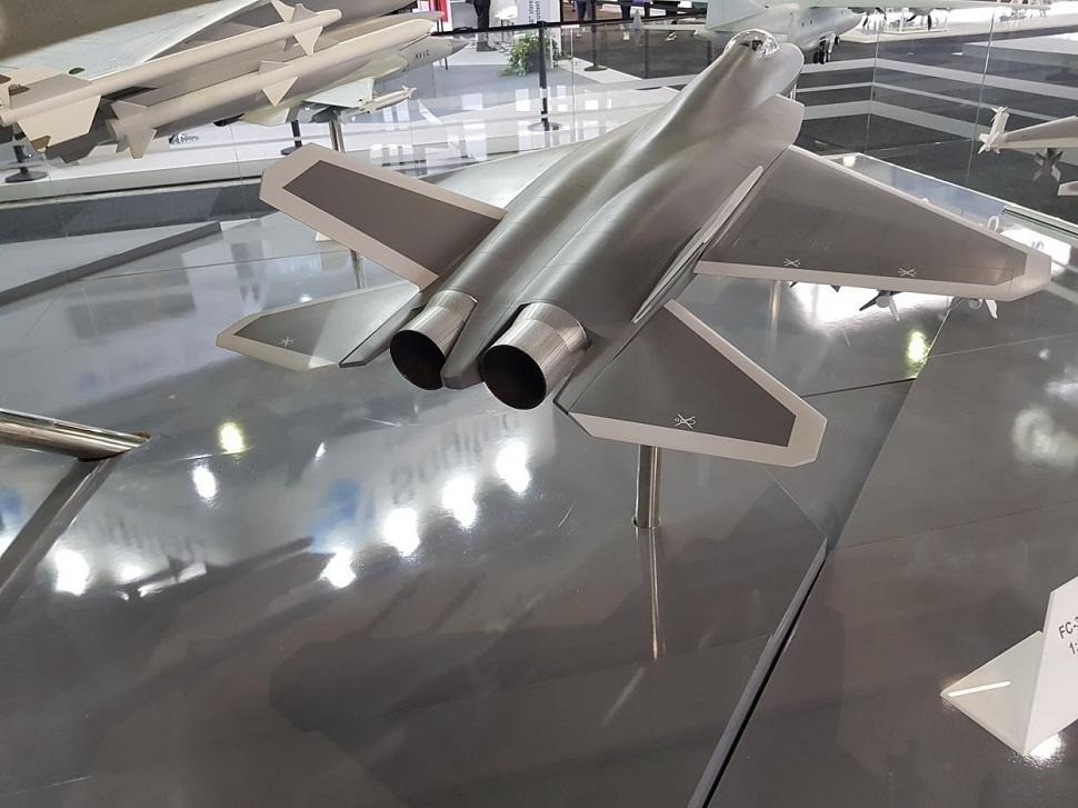 Vì vậy, lựa chọn duy nhất của Ấn Độ lúc này chỉ có thể là đặt mua tiêm kích tàng hình F-35 Lightning II từ Mỹ. Với tính năng kỹ chiến thuật đã được khẳng định, chiếc chiến đấu cơ thế hệ 5 này sẽ khiến Bộ Quốc phòng Ấn Độ tạm yên tâm.