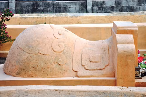 Trên mộ có ghi mộ ông họ Tạ, tên húy là Huy, tên hiệu là Thủ Đức, là Tiền hiền thôn Linh Chiểu Đông. Chết ngày 19 tháng 6. Hương chức thôn Linh Chiểu Đông lập bia mộ vào ngày tốt tháng 2 năm Canh Dần (1890). Mộ Tiền hiền Tạ Dương Minh do hương chức thôn Linh Chiểu Đông cải táng. Nấm mộ có hình “ngưu miên” – tức trâu nằm ngủ (có người cho là voi phục).