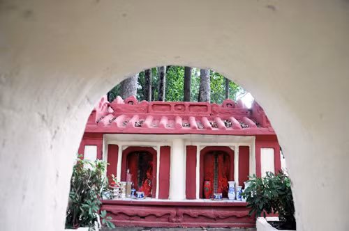 Ông Lâm Tam Lang được một số tài liệu xác định là ông tổ có hậu duệ đời thứ 4 là cụ Lâm Quang Ky - Phó tướng của anh hùng dân tộc Nguyễn Trung Trực. Hậu duệ đời thứ bảy là ông Lâm Đình Phùng lại không theo nghiệp binh đao, là nhạc sĩ Lam Phương, bắt đầu sáng tác nhạc khi mới 13 tuổi