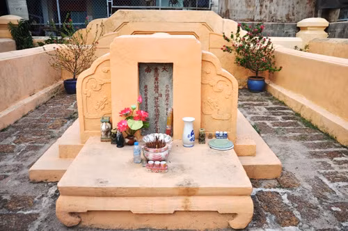 Theo nhiều tài liệu đã ghi chép, ông Tạ Dương Minh là một người minh hương lánh nạn sang Việt Nam đến khu vực này khai khẩn, lập ấp tại vùng Linh Chiểu xưa và lập ngôi chợ đầu tiên mang tên hiệu ông là chợ Thủ Đức. Hiện, ngôi chợ hơn 100 tuổi vẫn giữ được kiến trúc cổ, là nơi buôn bán có tiếng của thành phố.