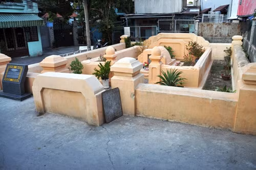 Nằm sâu trong con hẻm ngoằn ngoèo đường số 10 (phường Linh Chiểu, quận Thủ Đức) khu mộ đá của ông Tạ Dương Minh đã gần 130 năm tuổi.