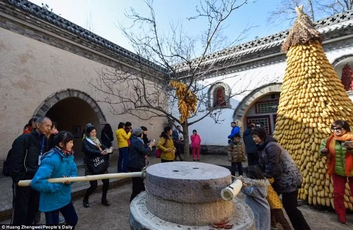 Bởi những đặc điểm độc đáo này, ngôi làng kỳ lạ này đã và đang trở thành điểm đến lý tưởng của du khách trong và ngoài nước.