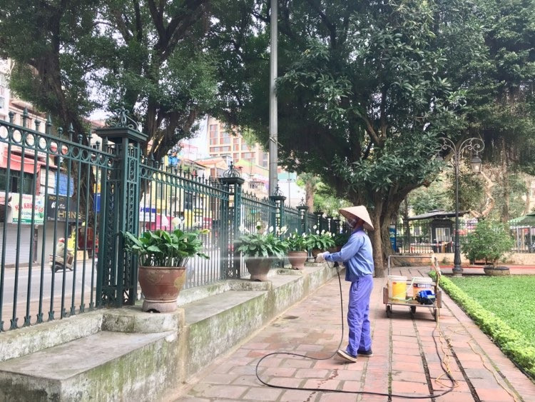 Ghi nhận của PV khoảng 8h sáng cùng ngày (10/3), tại di tích Văn Miếu - Quốc Tử Giám cho thấy tại cổng vào di tích đã có thông báo tạm dừng đón khách thăm quan để phục vụ công tác vệ sinh, khử trùng.