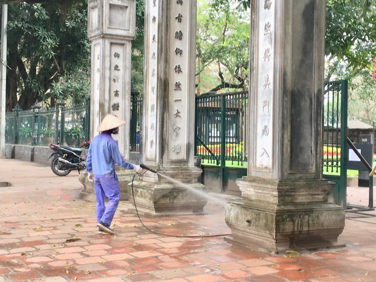 Tại đậy, các nhân viên vệ sinh đã tiến hành phun thuốc khử trùng tại khu vực trong và ngoài khuôn viên khu di tích.