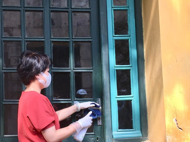 Hình ảnh nhân viên vệ sinh tại cửa Nhà tù Hỏa Lò.