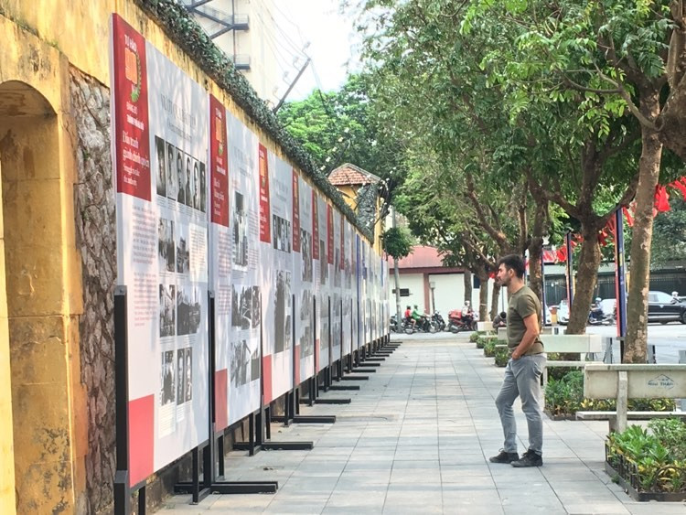 Bên ngoài khu di tích khá vắng vẻ, một số du khách nước ngoài do không biết lịch đóng cửa phun khử trùng nên vẫn đến di tích.