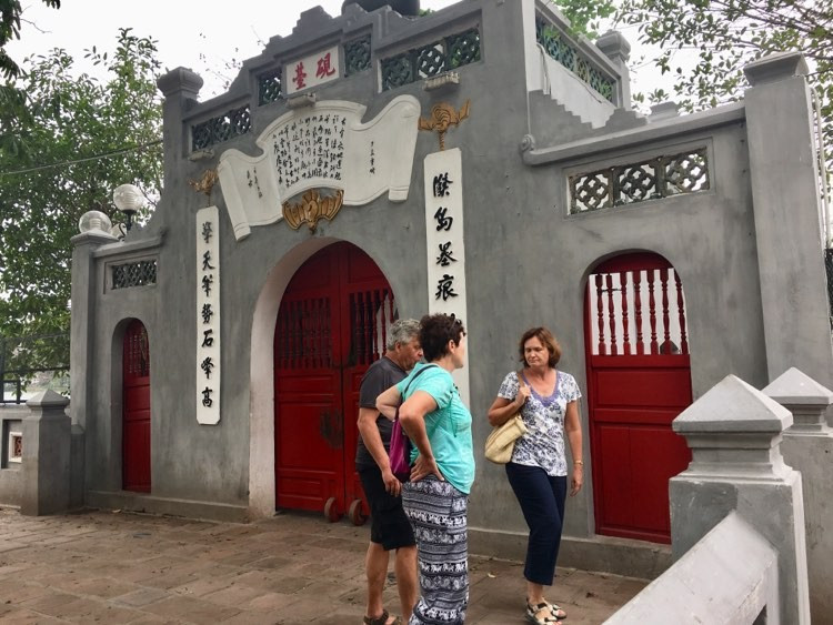 Tại di tích Đền Ngọc Sơn cũng thông báo tạm dừng hoạt động để phun thuốc khử trùng, các vị khách chỉ có thể đứng ngoài di tích để chụp ảnh.