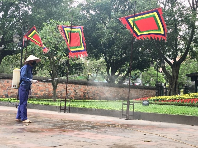Các điểm tham quan nổi tiếng của Hà Nội như: Đền Ngọc Sơn, Nhà tù Hỏa Lò, Văn Miếu - Quốc Tử Giám... đồng loạt dọn vệ sinh, phun thuốc khử trùng.