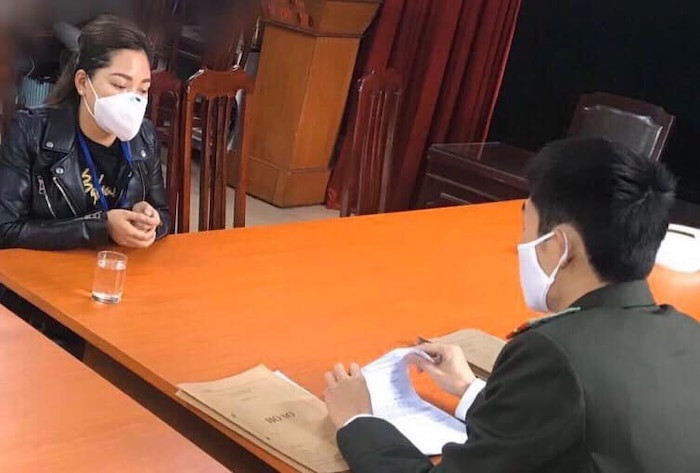 Tung tin chữa khỏi Covid-19 bằng tỏi, người phụ nữ méo mặt khi lên phường Tung tin chua khoi Covid-19 bang toi, nguoi phu nu meo mat khi len phuong