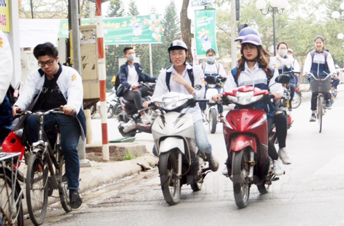 Do đó, việc học sinh vi phạm luật giao thông một phần trách nhiệm cũng thuộc về lỗi của phụ huynh, nếu chỉ phạt học sinh là chưa đủ mà còn phải xử phạt cả cha, mẹ hoặc người chủ xe gắn máy, mô tô. (Ảnh minh họa. Nguồn: Baohaiduong)