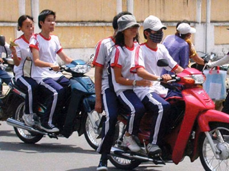 Ngoài ra, trường hợp học sinh điều khiển xe gắn máy, mô tô gây tai nạn hậu quả nghiêm trọng thì cha, mẹ hoặc chủ phương tiện còn có thể bị truy tố về tội giao cho người không đủ điều kiện điều khiển phương tiện tham gia giao thông đường bộ theo điều 264 bộ luật hình sự năm 2015 sửa đổi năm 2017, tùy vào mức độ của hậu quả mà người chủ phương tiện có thể bị phạt tiền đến 50 triệu đồng hoặc phạt tù đến 7 năm. (Ảnh minh họa. Nguồn: Plo)