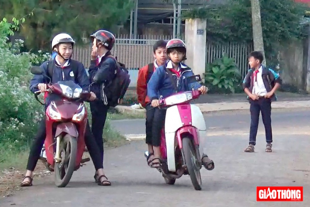 Theo khoản 5, điều 30 Nghị định 100, trường hợp giao xe hoặc để cho người không đủ điều kiện điều khiển xe tham gia giao thông, người giao xe (chủ xe) cho người vi phạm sẽ bị phạt tiền từ 800.000 đồng đến 2.000.000 đồng đối với cá nhân, từ 1.600.000 đồng đến 4.000.000 đồng đối với tổ chức là chủ xe mô tô, xe gắn máy và các loại xe tương tự xe mô tô. (Ảnh minh họa. Nguồn: Baogiaothong)