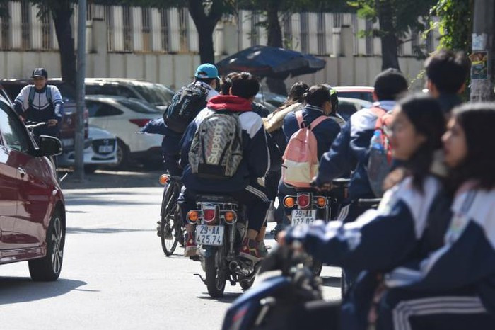 Tuy nhiên, hiện nay số lượng học sinh điều khiển xe máy có dung tích xi lanh từ 50cm3 trở lên đến trường diễn ra khá phổ biến, việc học sinh điều khiển xe máy đến trường là vi phạm quy định của pháp luật và tiềm ẩn rất nhiều nguy hiểm cho các em học sinh. (Ảnh minh họa. Nguồn: GTVT)