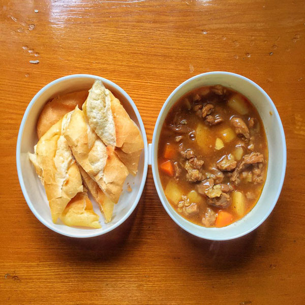 Girl xinh kheo tay khoe com trua toan mon an ngon tu chuan bi-Hinh-2