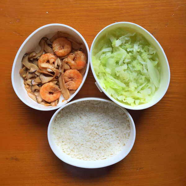 Girl xinh kheo tay khoe com trua toan mon an ngon tu chuan bi-Hinh-3