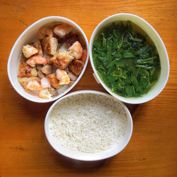 Girl xinh kheo tay khoe com trua toan mon an ngon tu chuan bi-Hinh-4